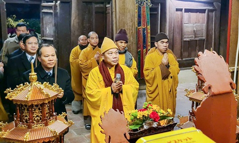 Người người cười vui khi nhận ấn ở khai hội xuân Tây Yên Tử - Ảnh 2. Người người cười vui khi nhận ấn ở khai hội xuân Tây Yên Tử - Ảnh 2.