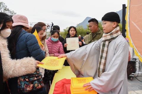 Khai hội xuân Tây Yên Tử, người người nở niềm vui vì nhận ấn thiêng - Ảnh 6. Người người cười vui khi nhận ấn ở khai hội xuân Tây Yên Tử - Ảnh 6.