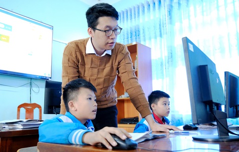 Thầy giáo trường làng viết sách giáo khoa - Ảnh 1. Thầy giáo trường làng viết sách giáo khoa - Ảnh 1.