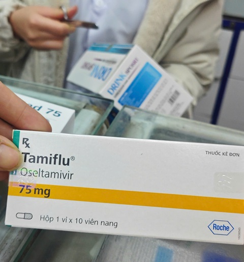 Thực hư thuốc Tamiflu ‘khan hàng’, loạn giá? - Ảnh 1. Thực hư thuốc Tamiflu chống cúm ‘khan hàng’, loạn giá? - Ảnh 1.