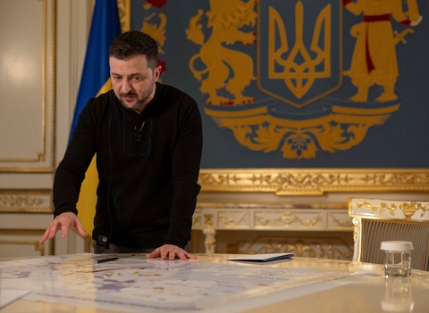 Ông Trump và sức ép bầu cử tổng thống ở Ukraine - Ảnh 1. Ông Trump và sức ép bầu cử tổng thống ở Ukraine - Ảnh 1.