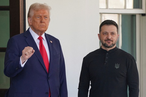 Ông Trump khó chịu vì ông Zelensky không mặc vest mà mặc đồ đen đến Nhà Trắng - Ảnh 1. Ông Trump khó chịu vì ông Zelensky không mặc vest mà mặc đồ đen đến Nhà Trắng - Ảnh 1.