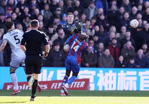 Thủ môn đá 'kung fu' khiến tiền đạo Crystal Palace gặp chấn thương kinh hoàng - Ảnh 3.