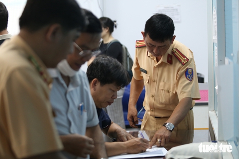 Ngày đầu tiên cảnh sát giao thông TP.HCM tiếp nhận hồ sơ sát hạch, cấp, đổi giấy phép lái xe - Ảnh 4.