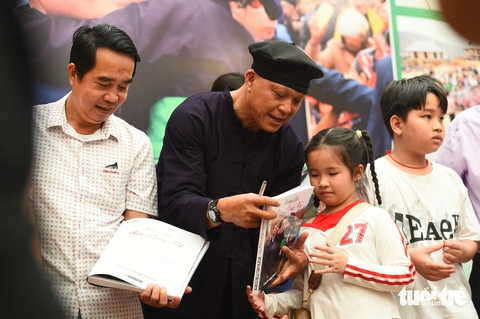 Đến xem triển lãm ảnh 'Vươn lên thôn Làng Nủ' của Nhiếp ảnh gia Nguyễn Á - Ảnh 1. Người dân Làng Nủ tới TP.HCM làm 'chứng nhân' tại triển lãm ảnh về Làng Nủ - Ảnh 1.