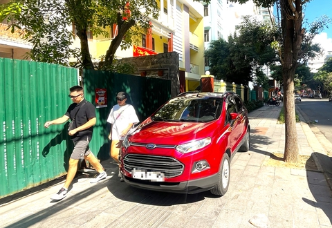 Vỉa hè 'có cũng như không' ở Nha Trang: Du khách bị 'đá' xuống lòng đường - Ảnh 10. Vỉa hè 'có cũng như không' ở Nha Trang: Du khách bị 'đá' xuống lòng đường - Ảnh 9.