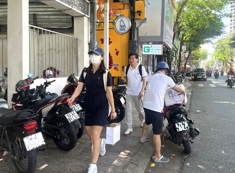 Vỉa hè 'có cũng như không' ở Nha Trang: Du khách bị 'đá' xuống lòng đường - Ảnh 12. Vỉa hè 'có cũng như không' ở Nha Trang: Du khách bị 'đá' xuống lòng đường - Ảnh 11.