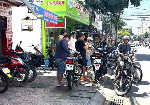 Vỉa hè 'có cũng như không' ở Nha Trang: Du khách bị 'đá' xuống lòng đường - Ảnh 14. Vỉa hè 'có cũng như không' ở Nha Trang: Du khách bị 'đá' xuống lòng đường - Ảnh 13.