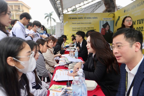 Hàng ngàn học sinh dự tư vấn tuyển sinh hướng nghiệp tại Hải Dương - Ảnh 3. Hàng ngàn học sinh dự tư vấn tuyển sinh hướng nghiệp tại Hải Dương - Ảnh 3.