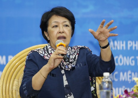 Bà Tôn Nữ Thị Ninh: 'Là thủ khoa đã thực sự giúp em không?' - Ảnh 1.