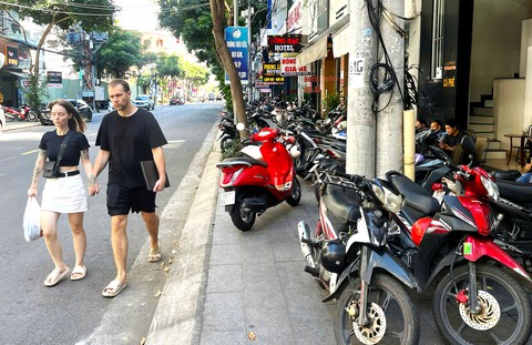 Vỉa hè 'có cũng như không' ở Nha Trang: Du khách bị 'đá' xuống lòng đường - Ảnh 1. Vỉa hè 'có cũng như không' ở Nha Trang: Gọi cho chính quyền lại nghe điệp khúc 'sẽ xử lý' - Ảnh 1.