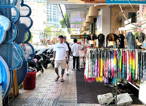 Vỉa hè 'có cũng như không' ở Nha Trang: Du khách bị 'đá' xuống lòng đường - Ảnh 11. Vỉa hè 'có cũng như không' ở Nha Trang: Du khách bị 'đá' xuống lòng đường - Ảnh 10.