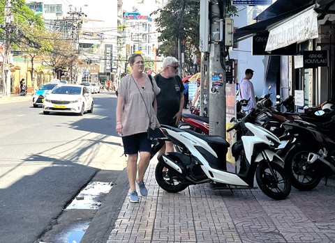 Vỉa hè 'có cũng như không' ở Nha Trang: Du khách bị 'đá' xuống lòng đường - Ảnh 7. Vỉa hè 'có cũng như không' ở Nha Trang: Gọi cho chính quyền lại nghe điệp khúc 'sẽ xử lý' - Ảnh 7.