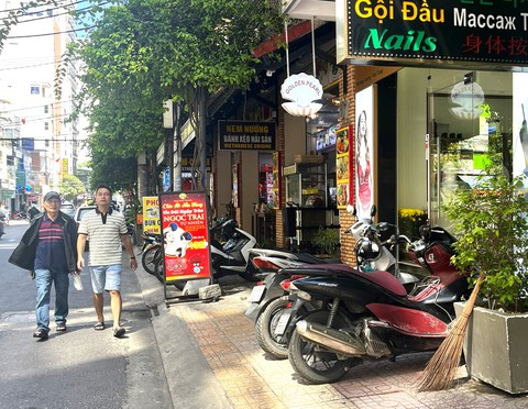 Vỉa hè 'có cũng như không' ở Nha Trang: Du khách bị 'đá' xuống lòng đường - Ảnh 8. Vỉa hè 'có cũng như không' ở Nha Trang: Gọi cho chính quyền lại nghe điệp khúc 'sẽ xử lý' - Ảnh 8.