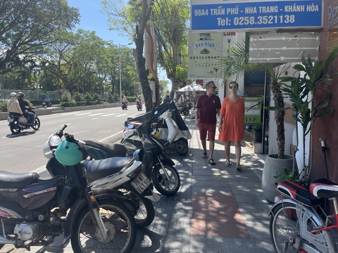 Vỉa hè 'có cũng như không' ở Nha Trang: Du khách bị 'đá' xuống lòng đường - Ảnh 9. Vỉa hè 'có cũng như không' ở Nha Trang: Du khách bị 'đá' xuống lòng đường - Ảnh 8.