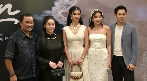 Trương Minh Quốc Thái, Lily Chen nhuộm đen da khi quay Mẹ biển - Ảnh 1. Trương Minh Quốc Thái, Lily Chen nhuộm đen da để quay Mẹ biển - Ảnh 1.