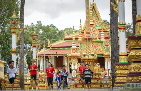Vừa chạy marathon băng đồng vừa khám phá văn hóa Khmer - Ảnh 1.