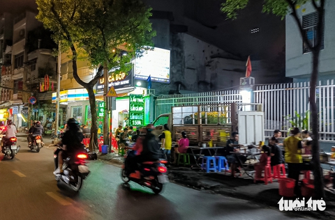 Vỉa hè bị lấn chiếm rầm rộ, các địa phương đang ở đâu? - Ảnh 1.
