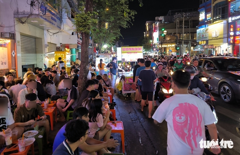 Vỉa hè bị lấn chiếm rầm rộ, các địa phương đang ở đâu? - Ảnh 2.