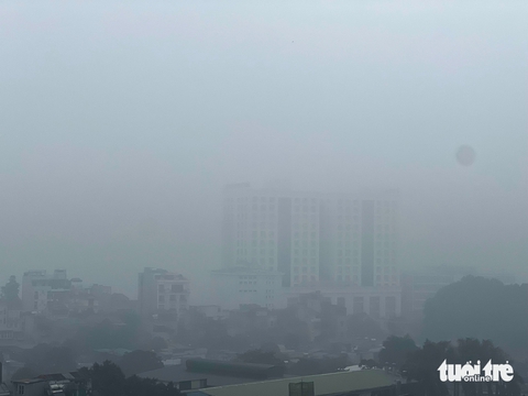 Hà Nội chìm trong sương mù dày đặc - Ảnh 4.
