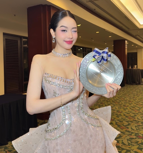 Tranh cãi việc nghệ sĩ đăng clip quay lễ tang nghệ sĩ Quý Bình; Lady Gaga bị rối loạn tâm thần - Ảnh 2. Nghệ sĩ đăng clip lễ tang của Quý Bình bị phản ứng trái chiều; Lady Gaga bị rối loạn tâm thần - Ảnh 4.