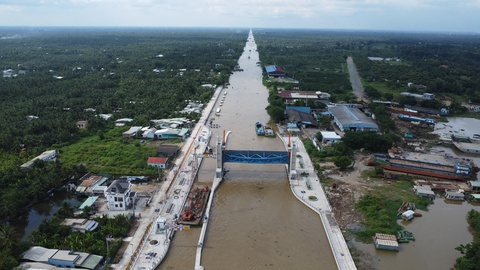 Tiền Giang đóng nhiều cống dọc sông Tiền để ngăn mặn - Ảnh 1.