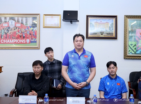 VFF ký hợp đồng chính thức với 2 trợ lý HLV Hàn Quốc hỗ trợ ông Kim Sang Sik - Ảnh 1. VFF ký hợp đồng chính thức với 2 trợ lý HLV Hàn Quốc - Ảnh 1.
