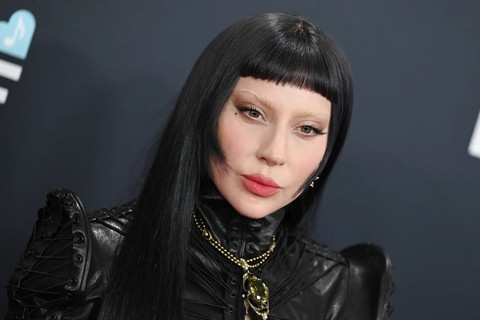 Tranh cãi việc nghệ sĩ đăng clip quay lễ tang nghệ sĩ Quý Bình; Lady Gaga bị rối loạn tâm thần - Ảnh 4. Nghệ sĩ đăng clip lễ tang của Quý Bình bị phản ứng trái chiều; Lady Gaga bị rối loạn tâm thần - Ảnh 6.