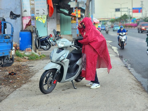 Chiều nay nhiều người dân TP.HCM té ngã trong mưa dông - Ảnh 5.