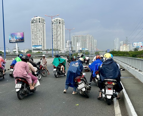 Chiều nay nhiều người dân TP.HCM té ngã trong mưa dông - Ảnh 3.