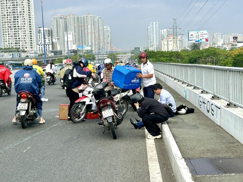 Chiều nay nhiều người dân TP.HCM té ngã trong mưa dông - Ảnh 4.