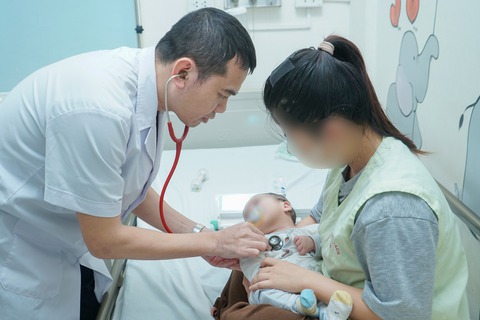Cứu bé mắc dị tật tim bẩm sinh nặng bằng phẫu thuật ít xâm lấn qua đường nách - Ảnh 1. Cứu bé mắc dị tật tim bẩm sinh nặng bằng phẫu thuật ít xâm lấn qua đường nách - Ảnh 1.