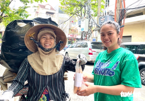 Bánh mì ‘treo’ ở Đà Nẵng nghe ngồ ngộ mà xúc động khi biết lý do - Ảnh 1.