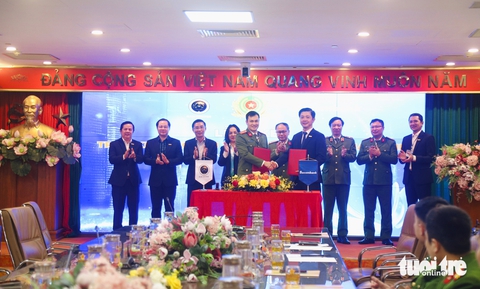 Bộ Công an và Sacombank ký kết triển khai dịch vụ xác thực điện tử qua VNeID - Ảnh 1.