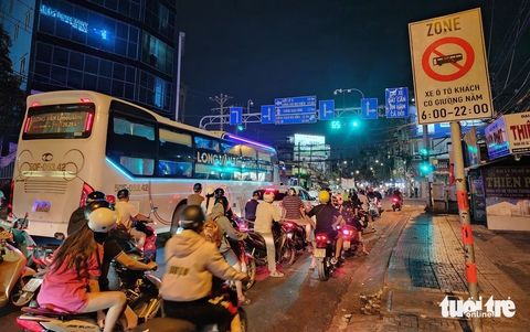 Nhiều nhà xe không vào bến, chạy sai lịch trình, đón trả khách ở quận 5, 10, 11, Bình Thạnh - Ảnh 1.