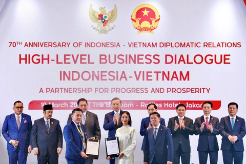 VinFast bắt tay ngân hàng Indonesia thúc đẩy giao thông xanh - Ảnh 1. VinFast bắt tay ngân hàng Indonesia thúc đẩy giao thông xanh - Ảnh 1.