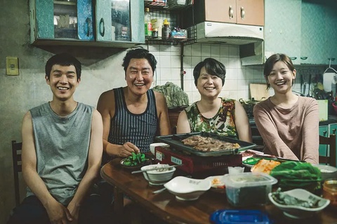 Mickey 17 của Bong Joon Ho và các đạo diễn châu Á thành công tại Hollywood nhờ đâu? - Ảnh 2. Mickey 17 của Bong Joon Ho và các đạo diễn châu Á thành công tại Hollywood nhờ đâu? - Ảnh 2.