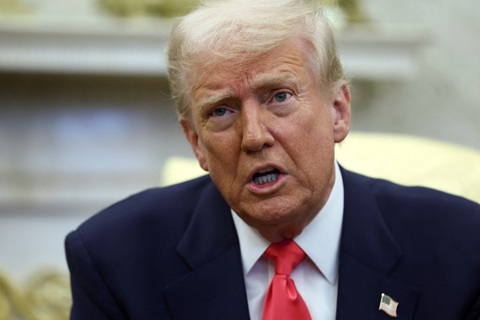 Ông Trump dọa đánh thuế 200% với rượu châu Âu - Ảnh 1. Ông Trump dọa đánh thuế 200% với rượu châu Âu - Ảnh 1.