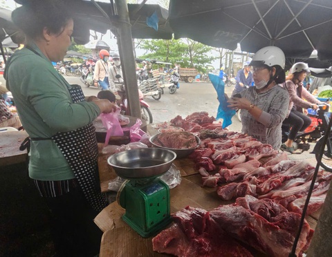 Doanh nghiệp lại muốn tăng giá bán thịt heo vì... 'hết gồng nổi' - Ảnh 1.