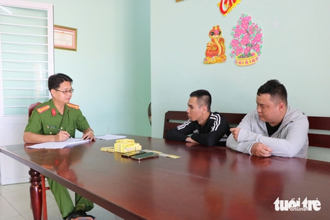 Bắt quả tang 2 người rải 3.000 tờ rơi cho vay tiền góp - Ảnh 1.