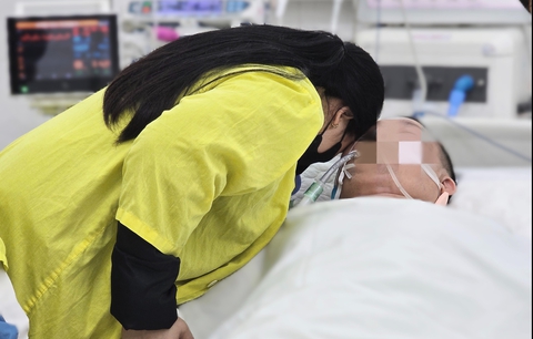 Người vợ trẻ ôm chồng lần cuối: ‘Hiến tặng sự sống, để anh mãi sống trong tim’ - Ảnh 1. Người vợ trẻ ôm chồng lần cuối, hiến tặng sự sống để anh như vẫn còn - Ảnh 1.