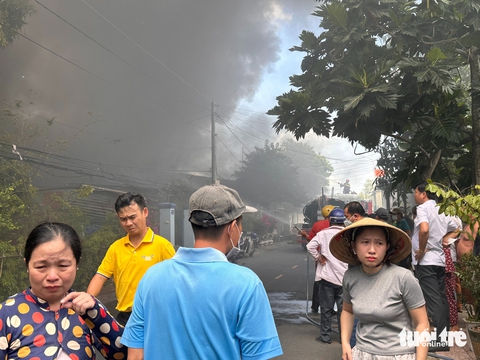 Cháy cơ sở nhựa trong khu dân cư, khói đen nghi ngút, mùi hôi nồng nặc - Ảnh 2.