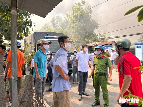 Cháy cơ sở nhựa trong khu dân cư, khói đen nghi ngút, mùi hôi nồng nặc - Ảnh 4.
