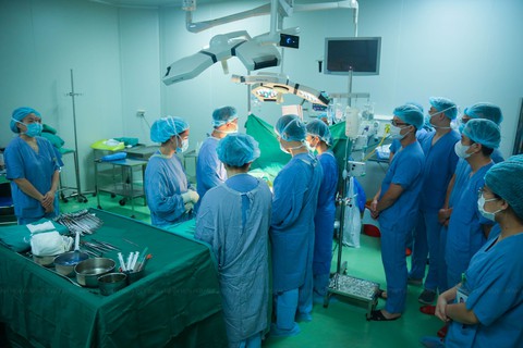 Người vợ trẻ ôm chồng lần cuối: ‘Hiến tặng sự sống, để anh mãi sống trong tim’ - Ảnh 3. Người vợ trẻ ôm chồng lần cuối, hiến tặng sự sống để anh như vẫn còn - Ảnh 3.