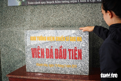 Tưởng niệm chiến sĩ Gạc Ma: Tròn 10 năm đặt viên đá đầu tiên xây khu tưởng niệm - Ảnh 2. 10 năm, hơn nửa triệu người đến viếng Khu tưởng niệm Chiến sĩ Gạc Ma - Ảnh 2.