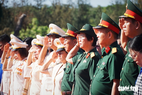 Tưởng niệm chiến sĩ Gạc Ma: Tròn 10 năm đặt viên đá đầu tiên xây khu tưởng niệm - Ảnh 4. 10 năm, hơn nửa triệu người đến viếng Khu tưởng niệm Chiến sĩ Gạc Ma - Ảnh 4.