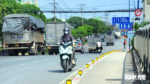 Thót tim với người chạy xe ngược chiều trên cầu, trên quốc lộ ở TP.HCM - Ảnh 1.