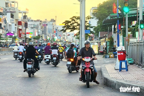 Vô tư chạy xe ngược chiều trên cầu, trên quốc lộ ở TP.HCM - Ảnh 6.