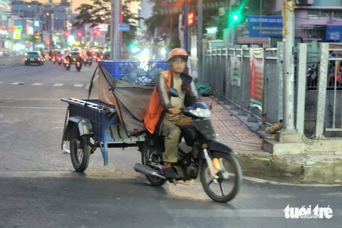 Vô tư chạy xe ngược chiều trên cầu, trên quốc lộ ở TP.HCM - Ảnh 7.