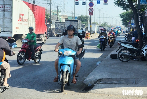 Vô tư chạy xe ngược chiều trên cầu, trên quốc lộ ở TP.HCM - Ảnh 8.